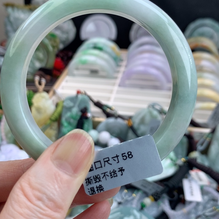 翡翠手镯未镶嵌吊坠