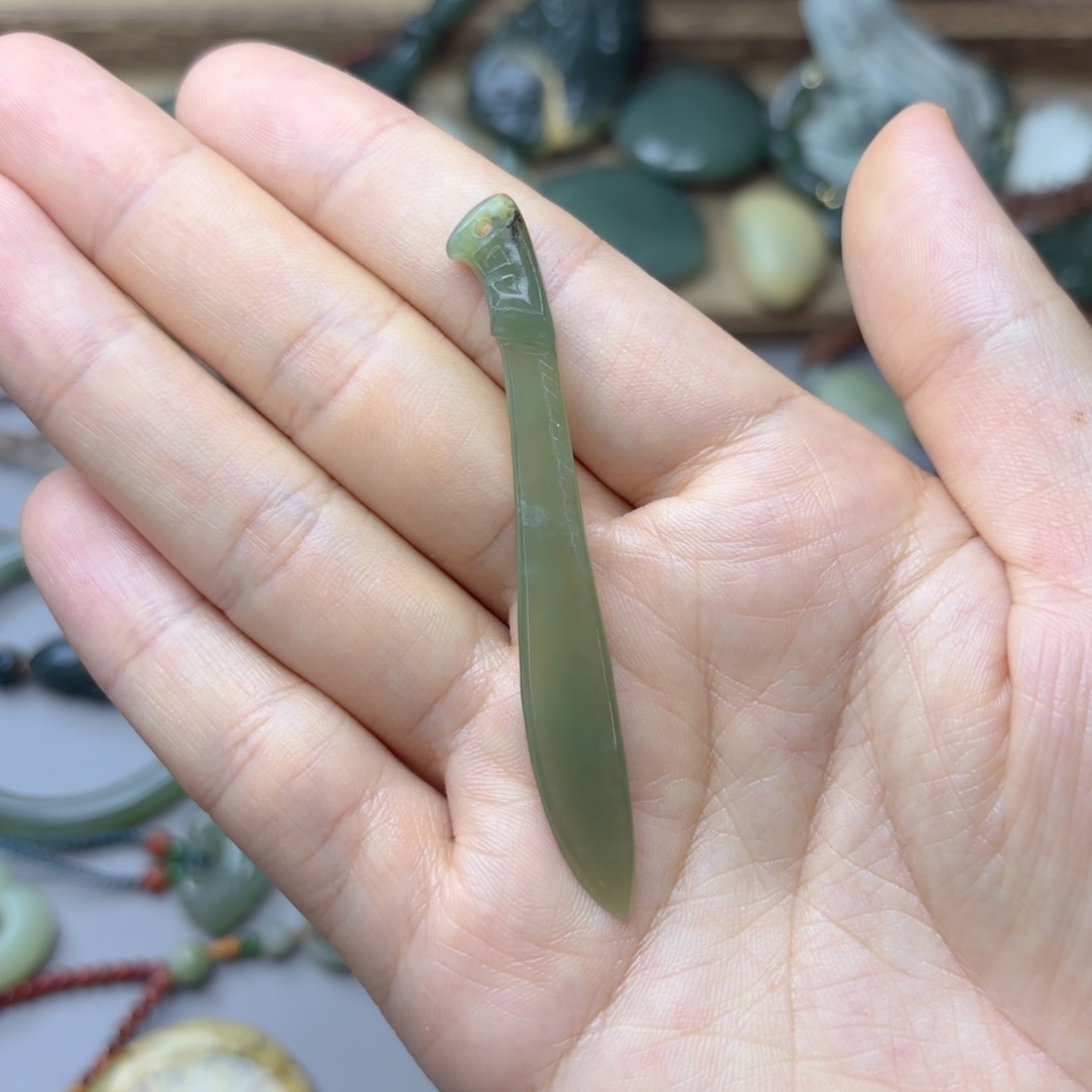 透闪石质玉未镶嵌颈饰