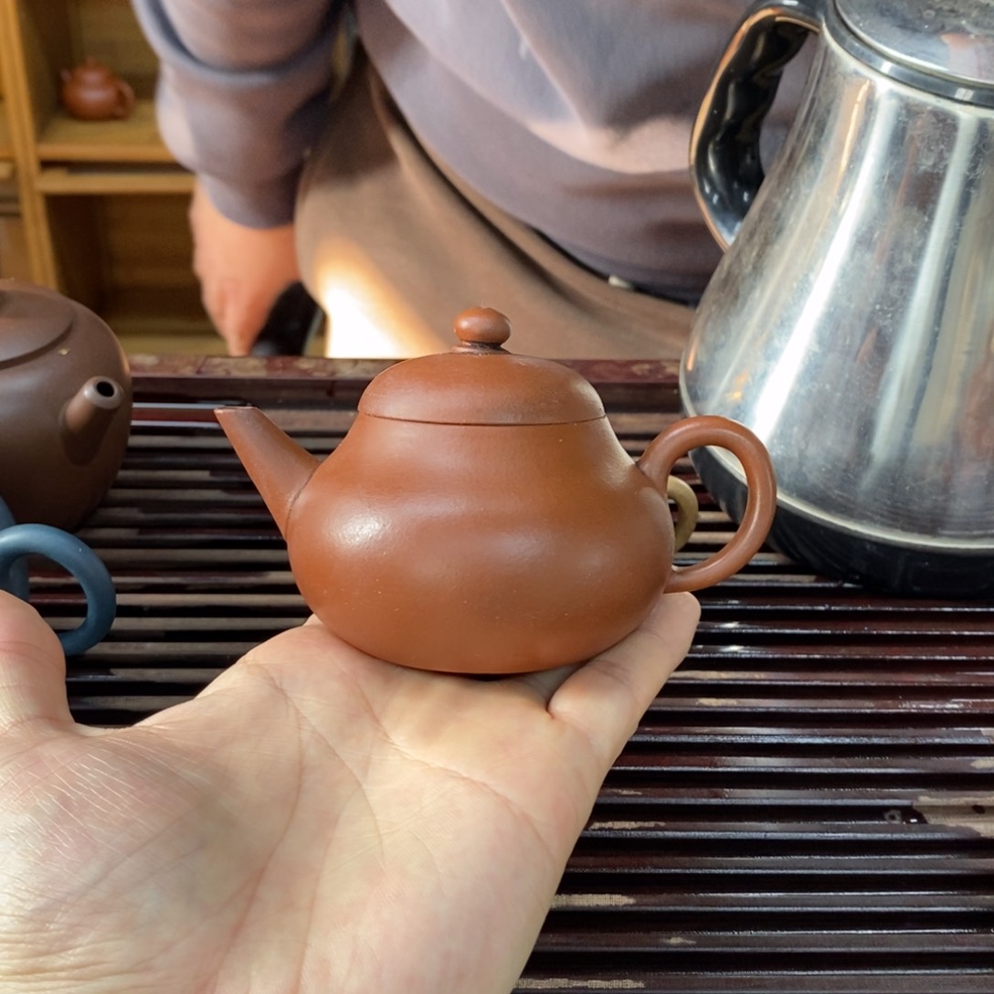 紫砂茶壶妙***是剑流梨形125毫升朱泥铁画轩