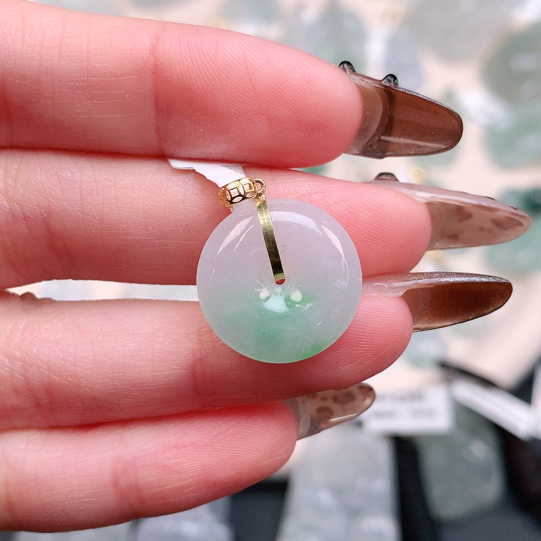 翡翠颈饰18K金镶嵌飘绿扣22.7、17、4.5