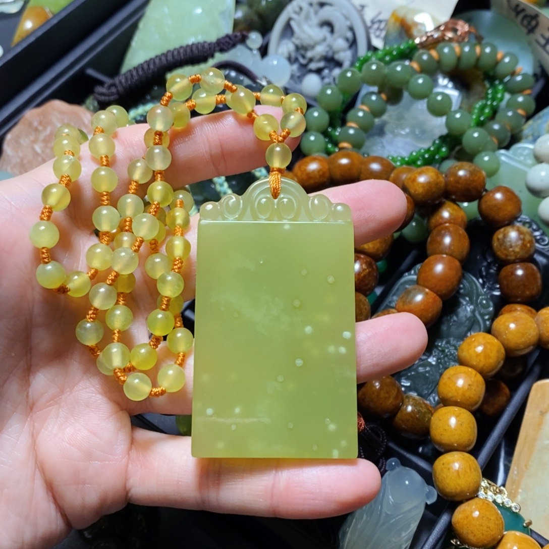 蛇纹石玉未镶嵌颈饰