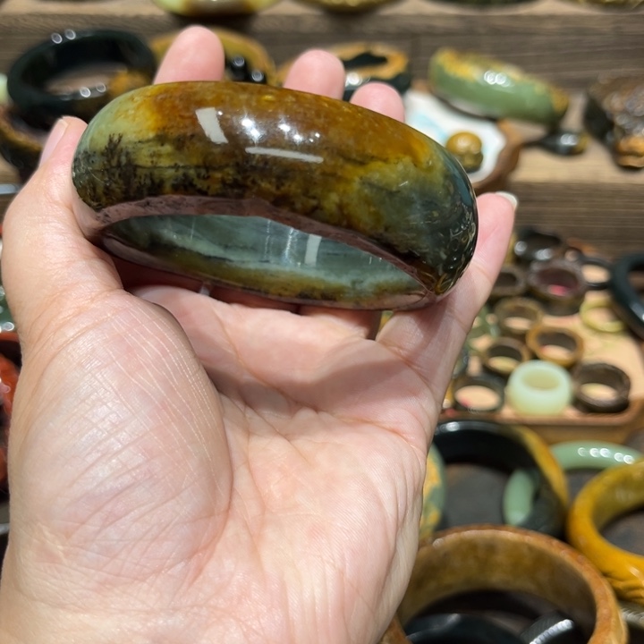 t***田岫岩河磨玉（透闪石质玉）未镶嵌手镯