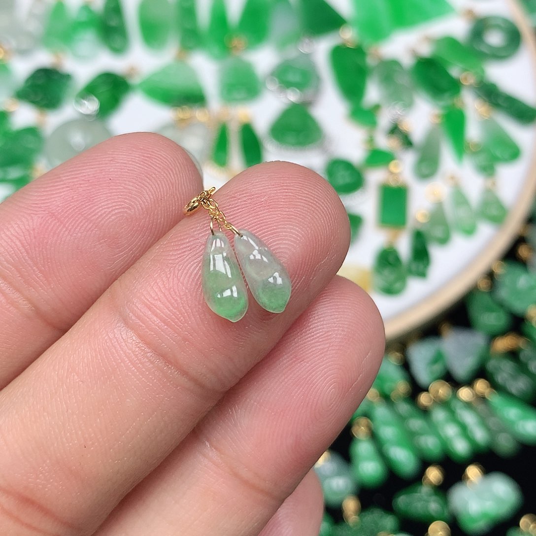 翡翠配石18K金扣 小巧精美冰飘绿小福豆一对