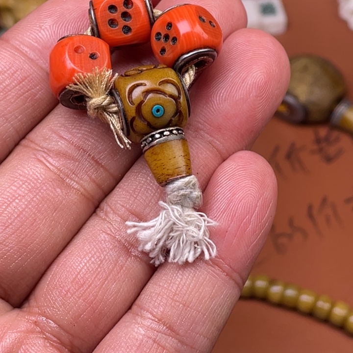 鹿骨手串/手链人工忙着