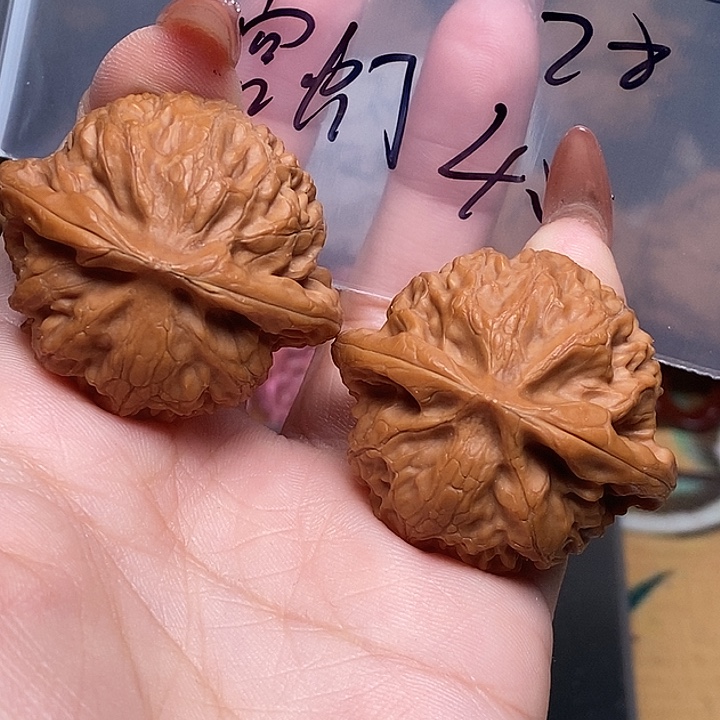远***方文玩核桃吊坠宫灯