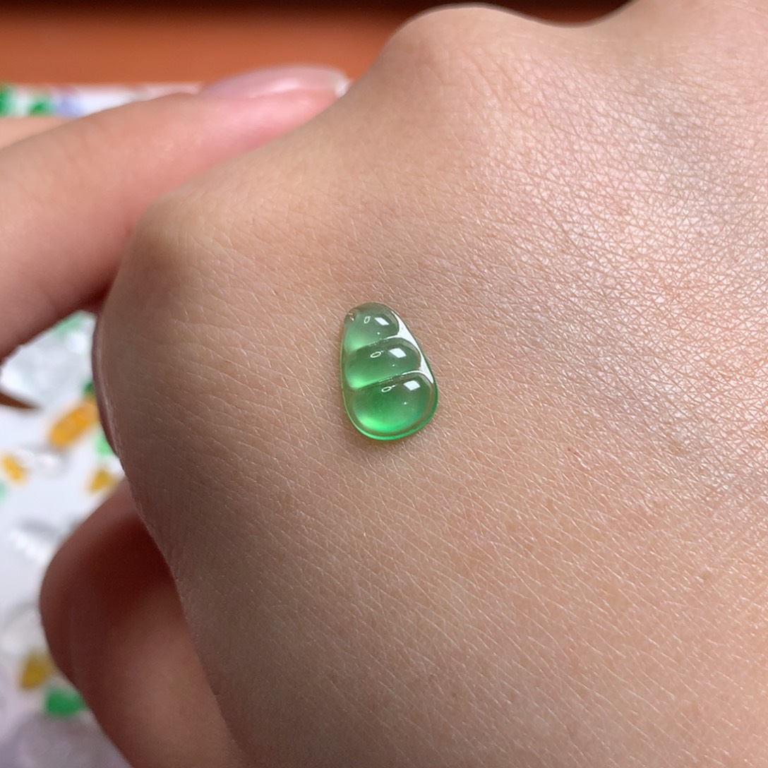 翡翠未镶嵌颈饰飘绿豆