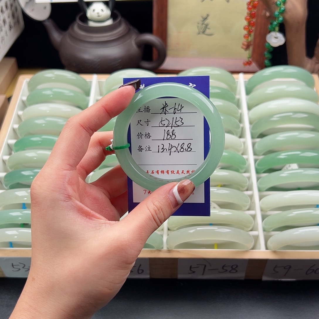 曾***。石英质玉未镶嵌手镯