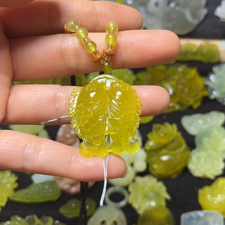 蛇纹石玉未镶嵌颈饰