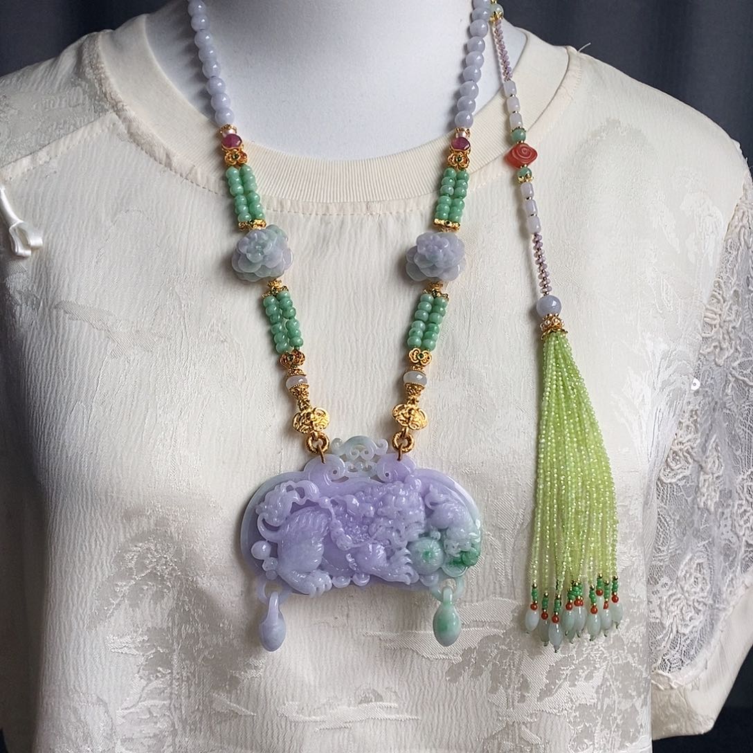 翡翠未镶嵌吊坠(赠链)