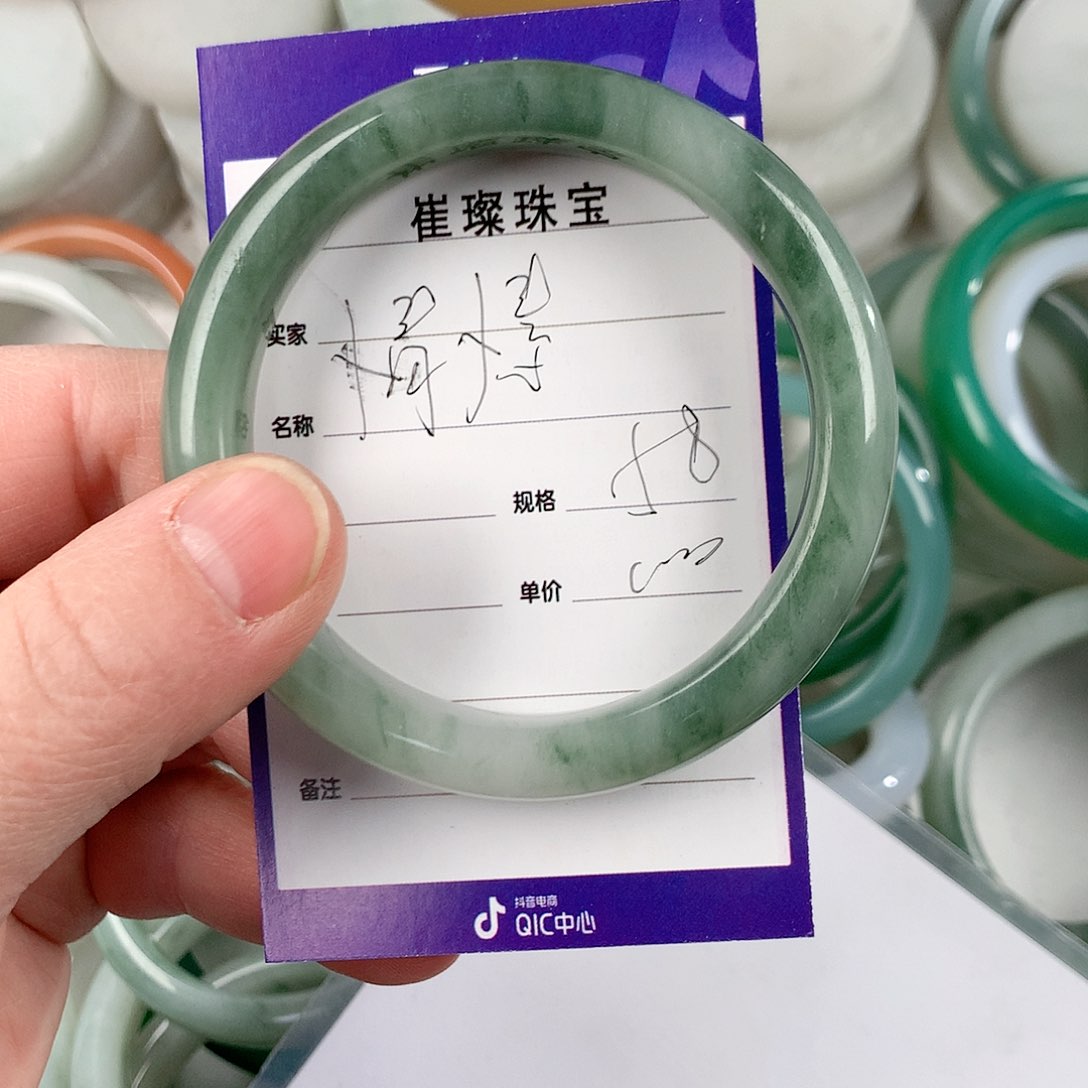 石英质玉手镯未镶嵌情*