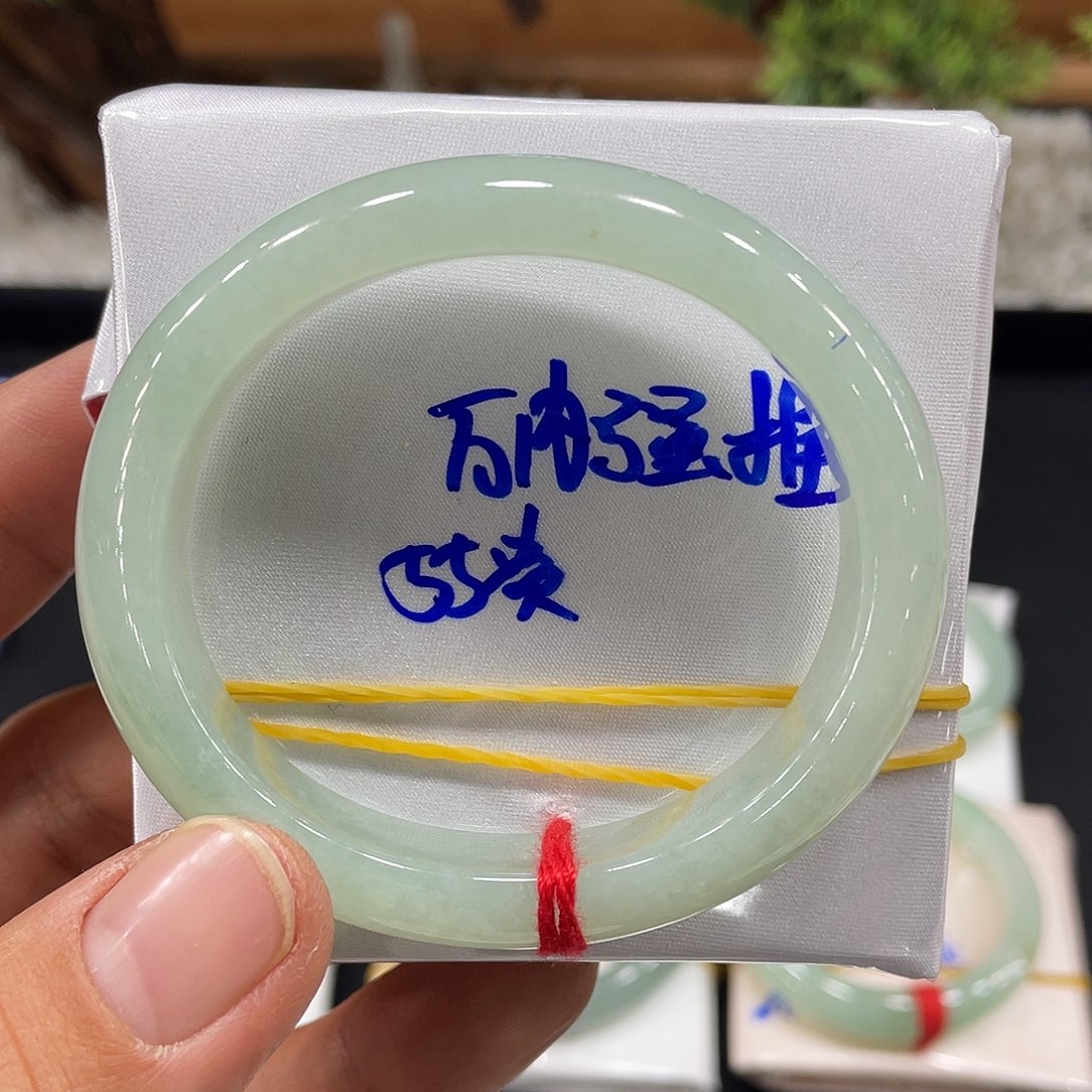 翡翠手镯未镶嵌翡翠