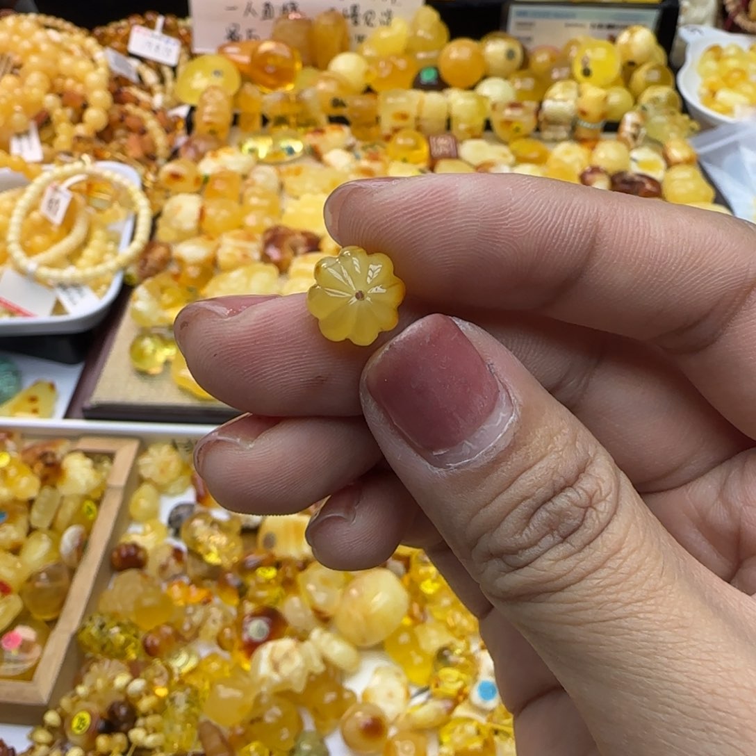 嘭***~琥珀未镶嵌裸石0.55g微瑕