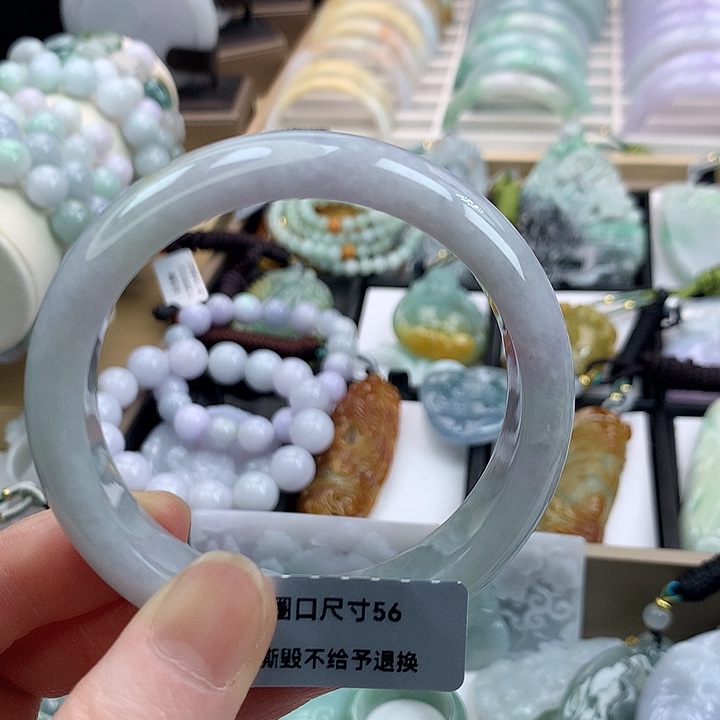 翡翠手镯未镶嵌吊坠