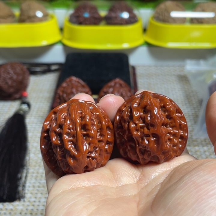 把件桃核野狼小。   