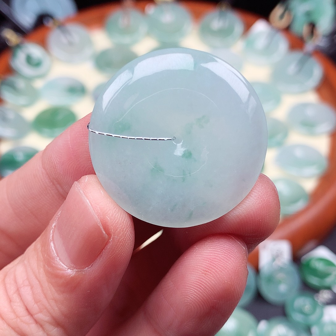 翡翠颈饰未镶嵌平安扣