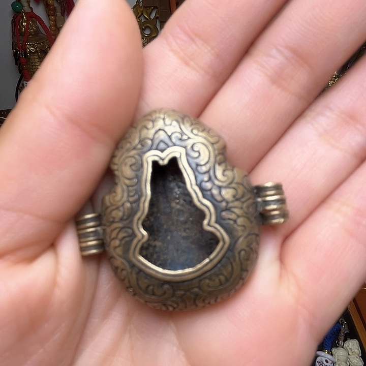 孑***身藏地朵朵铜制工艺品