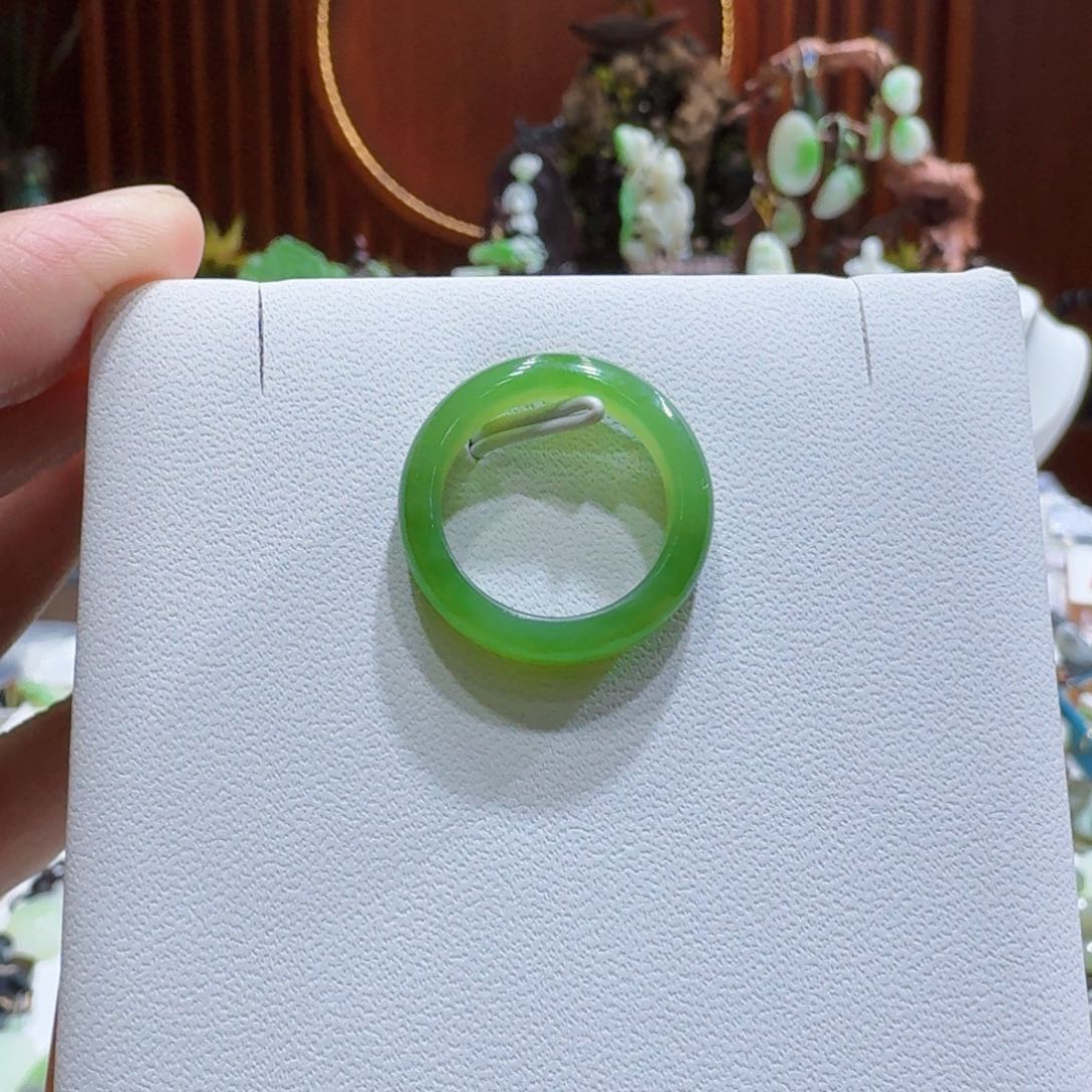 和田玉（翠青玉）和田玉碧玉白加绿卡17.6戒圈未镶嵌