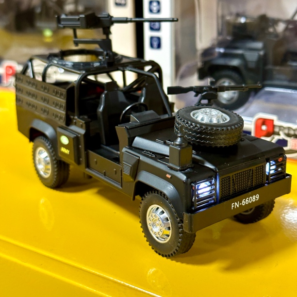 合金越野突击车1:32复古卫士声光回力玩具