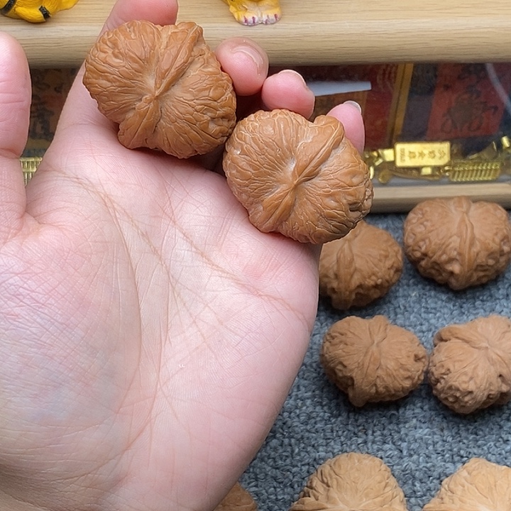 Q***-文玩核桃吊坠元宝