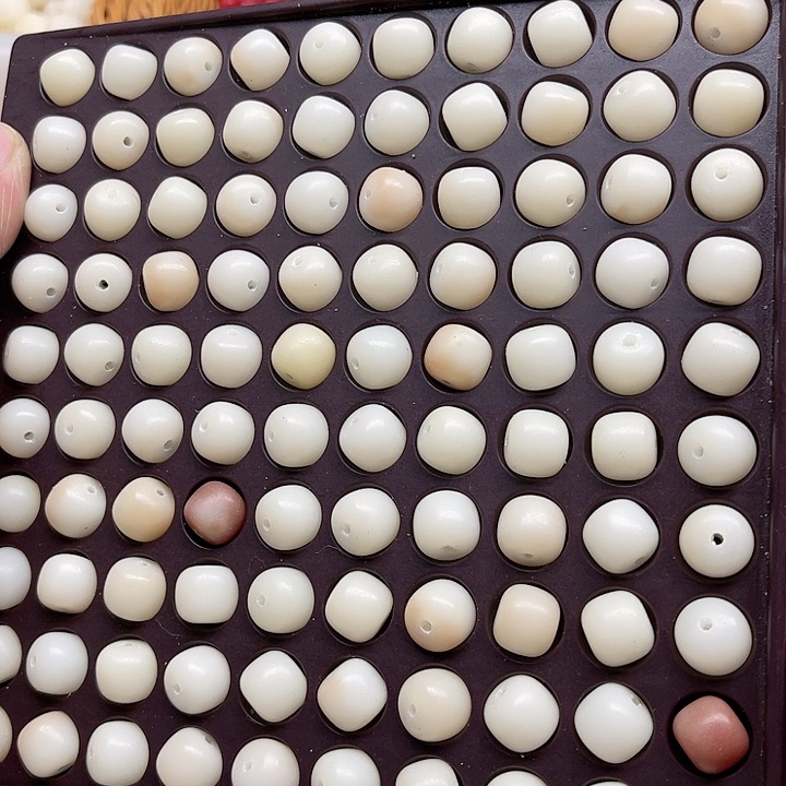 白玉菩提吊坠瑕疵12-11白玉桶珠110颗