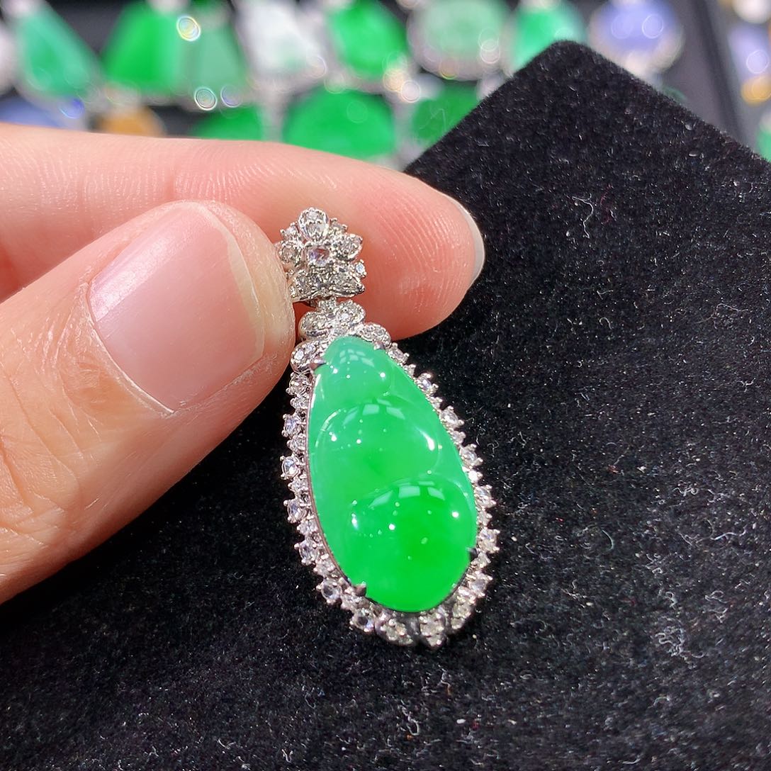 翡翠18K金镶嵌颈饰