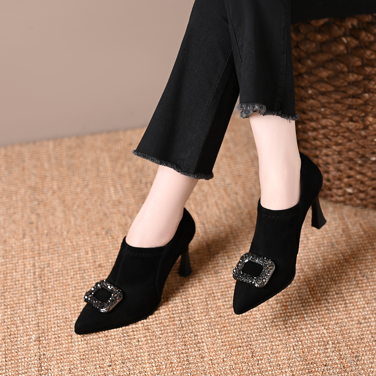 高跟鞋深口女短靴子2025春秋新款钻扣黑色绒面尖头弹力及踝靴裸靴