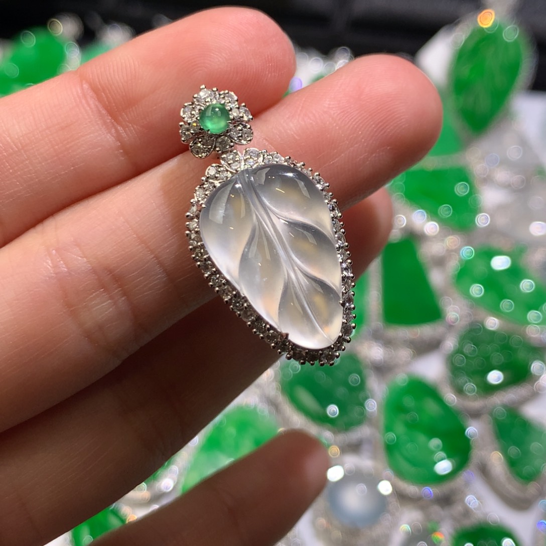 翡翠颈饰18K金镶嵌吊坠