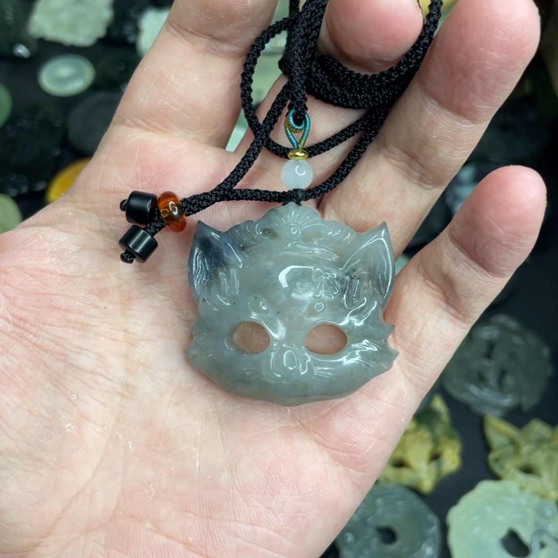 岫玉未镶嵌颈饰猫猫