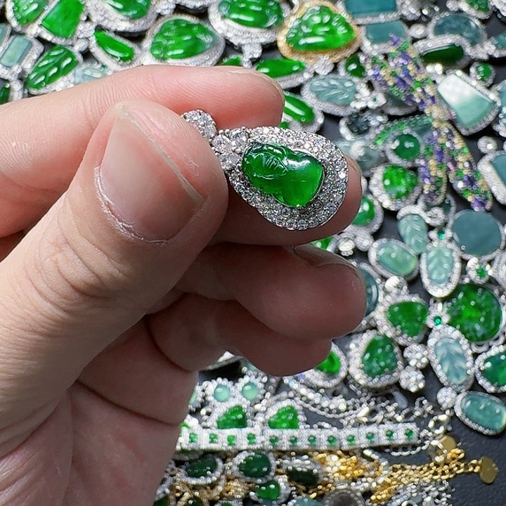 翡翠颈饰未镶嵌天然A货翡翠放漏