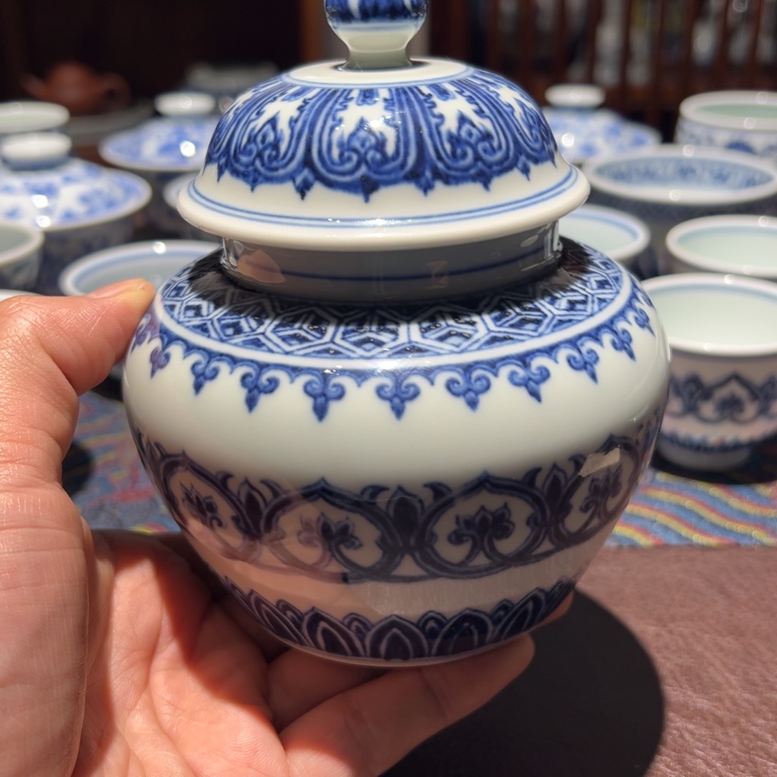 杯青花宝相纹小盖罐高约14厘米