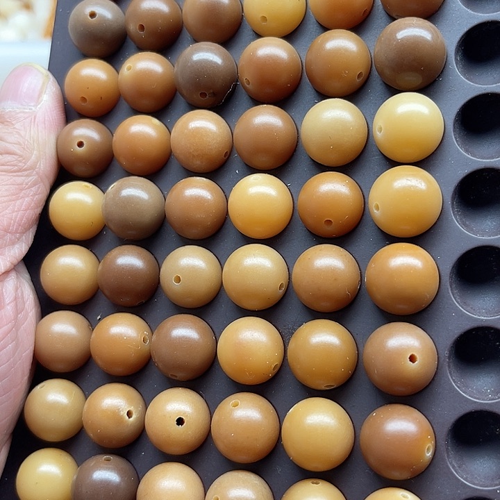 白玉菩提吊坠瑕疵14焦糖圆珠60颗