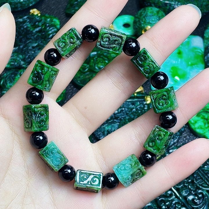 翡翠未镶嵌颈饰多样性