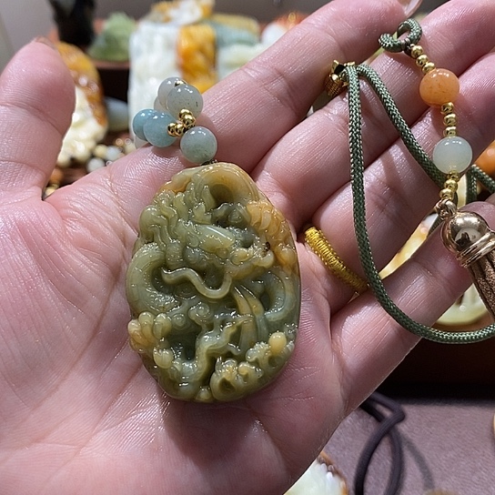 蛇纹石玉未镶嵌颈饰