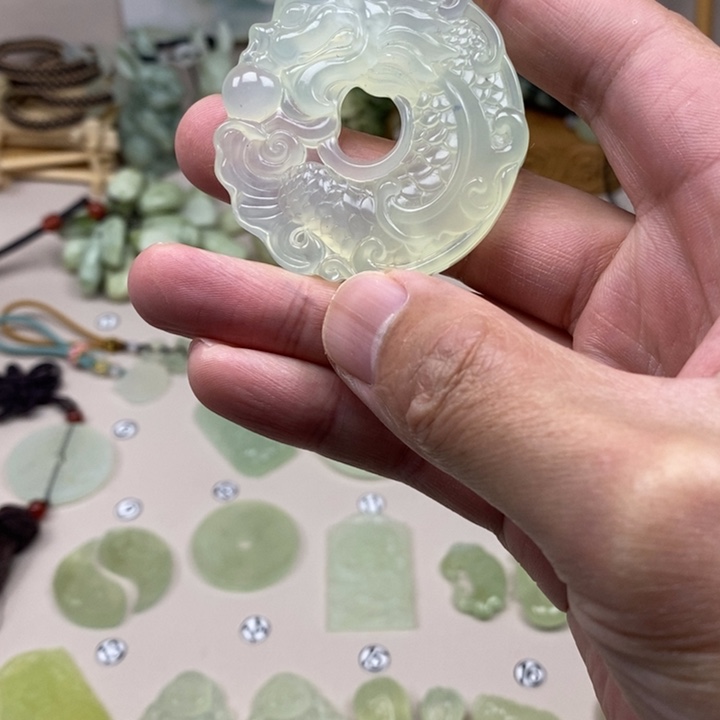 蛇纹石玉未镶嵌颈饰