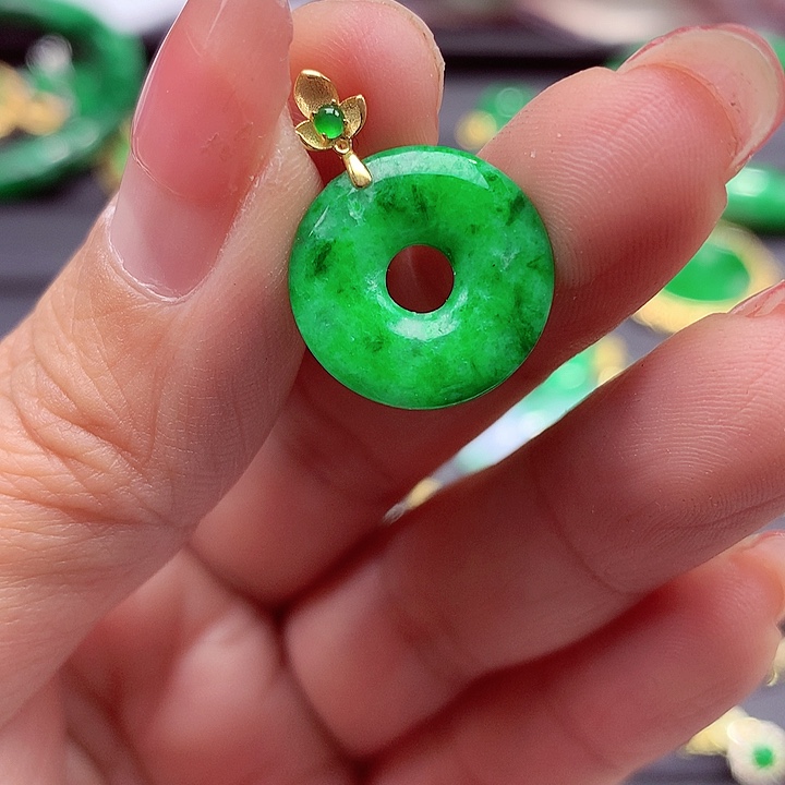 翡翠颈饰18K金镶嵌翡翠