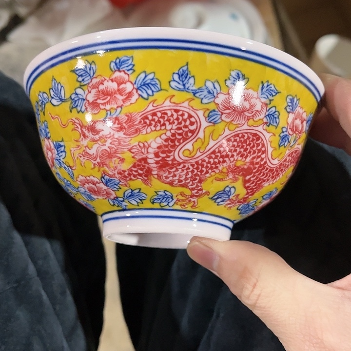 瓷片////直径12.5厘米。红。