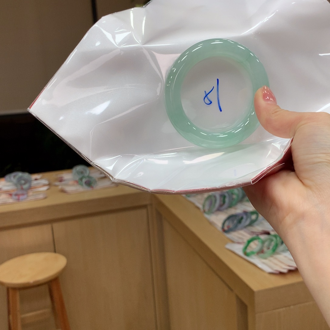 翡翠手镯未镶嵌不退不换