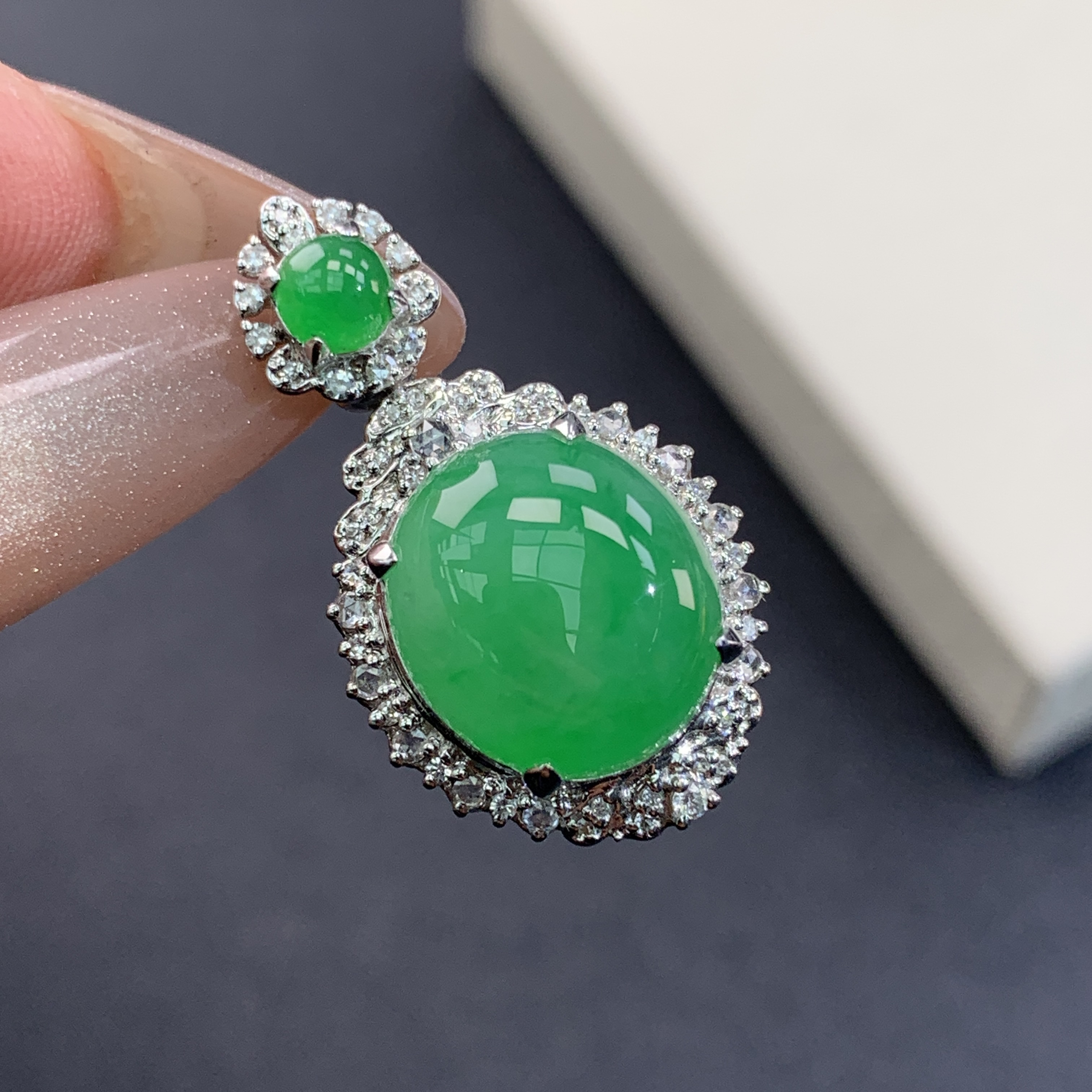 新品推荐·18K金冰阳绿蛋面缅A翡翠玉石吊坠气质精致绿色