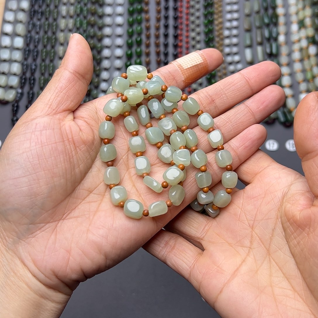 和田玉未镶嵌颈饰骑****落