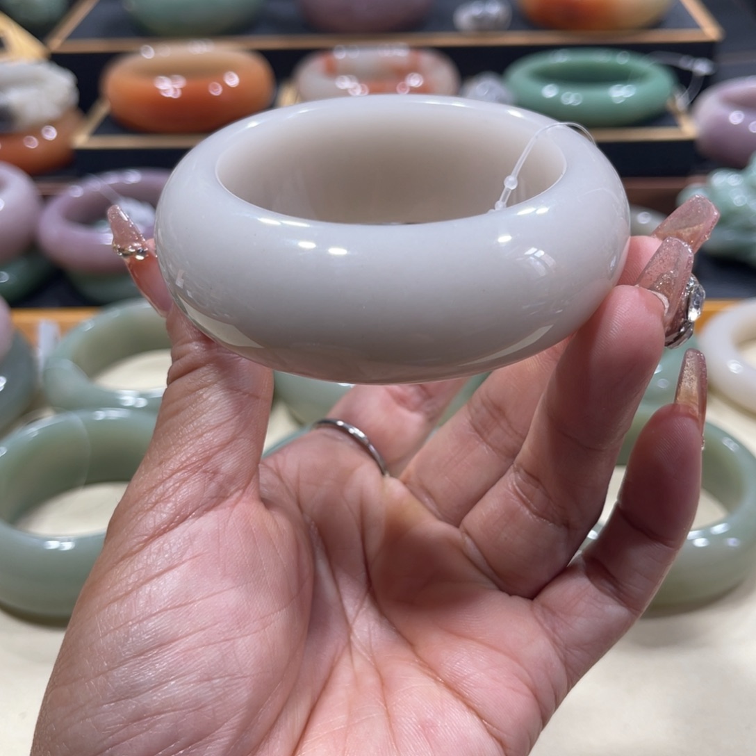 未镶嵌手镯石英岩玉