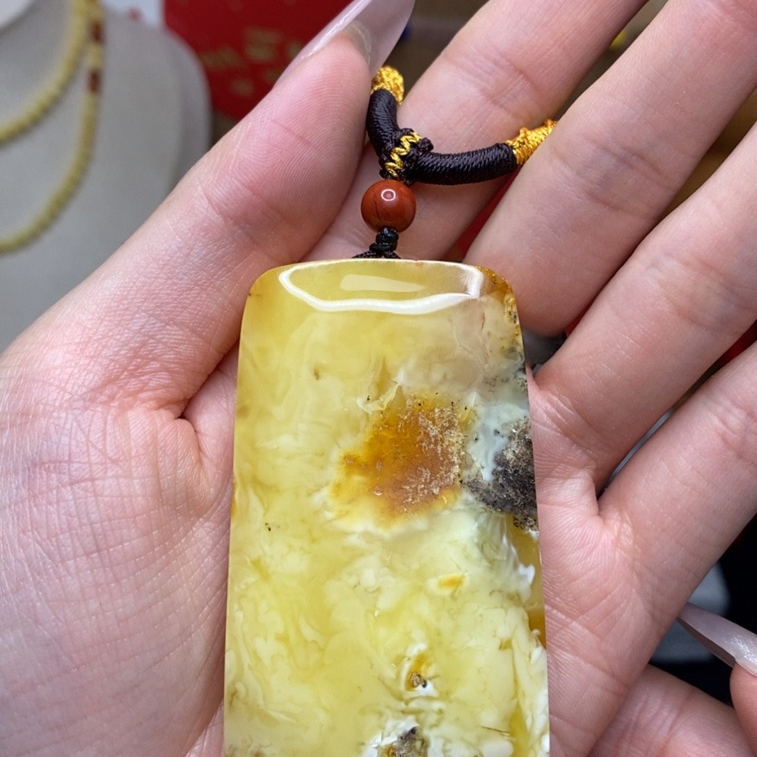 琥珀颈饰未镶嵌陈