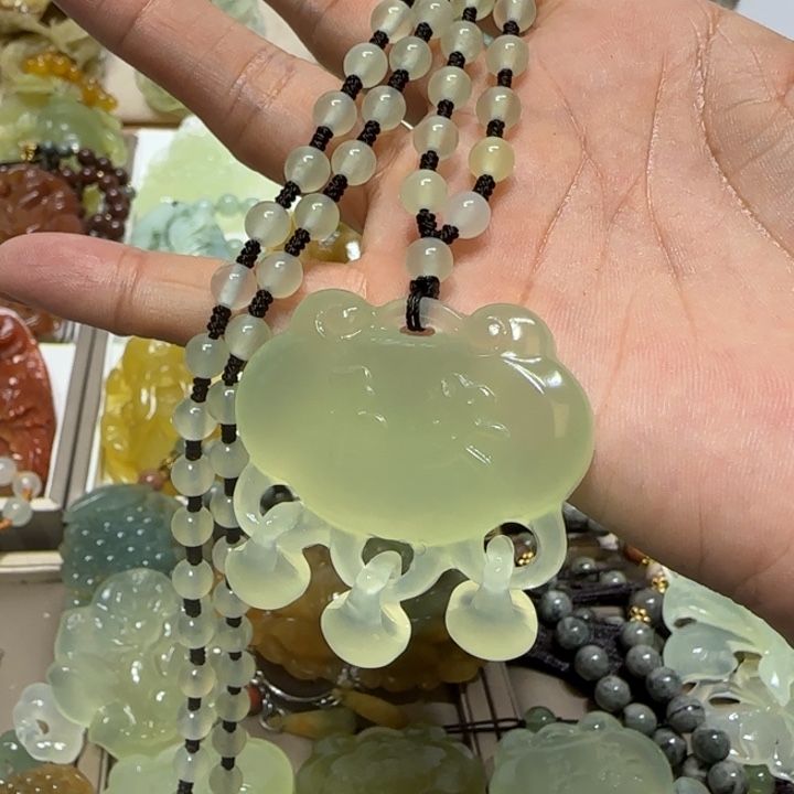 蛇纹石玉吊坠未镶嵌