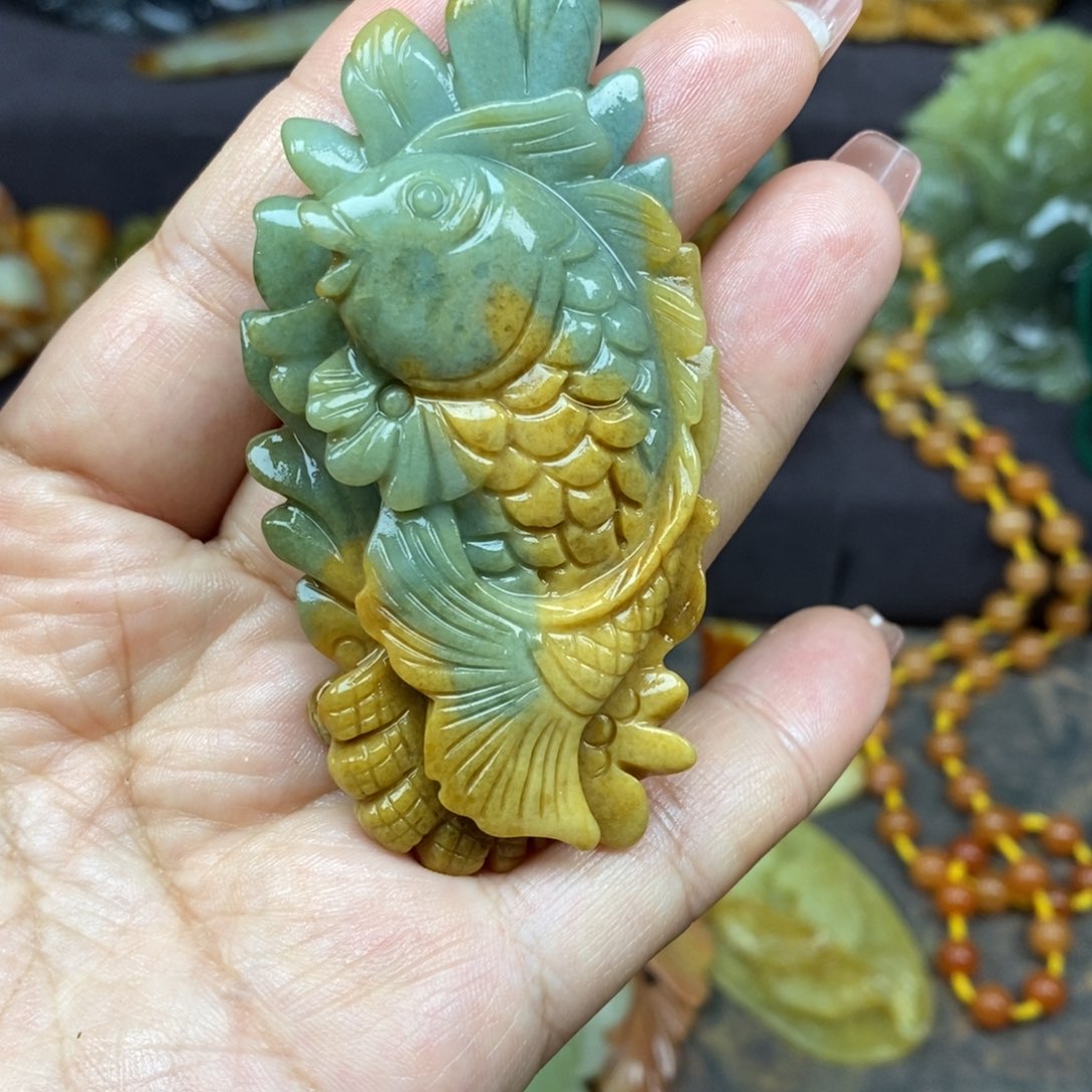 蛇纹石玉颈饰未镶嵌财****贝
