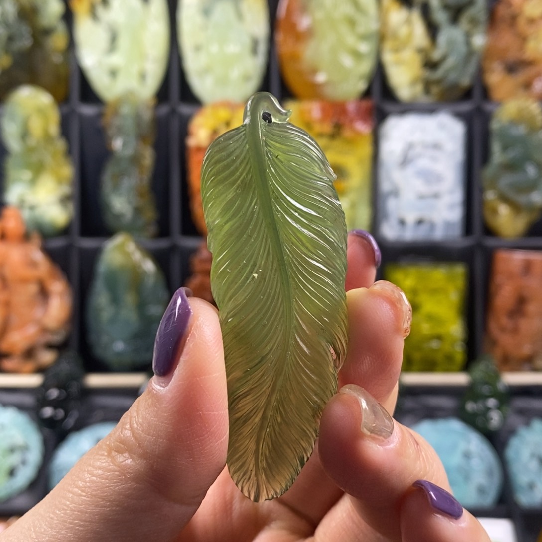 蛇纹石玉颈饰合金