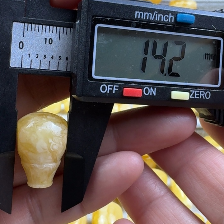 J***.蜜蜡未镶嵌裸石19杂