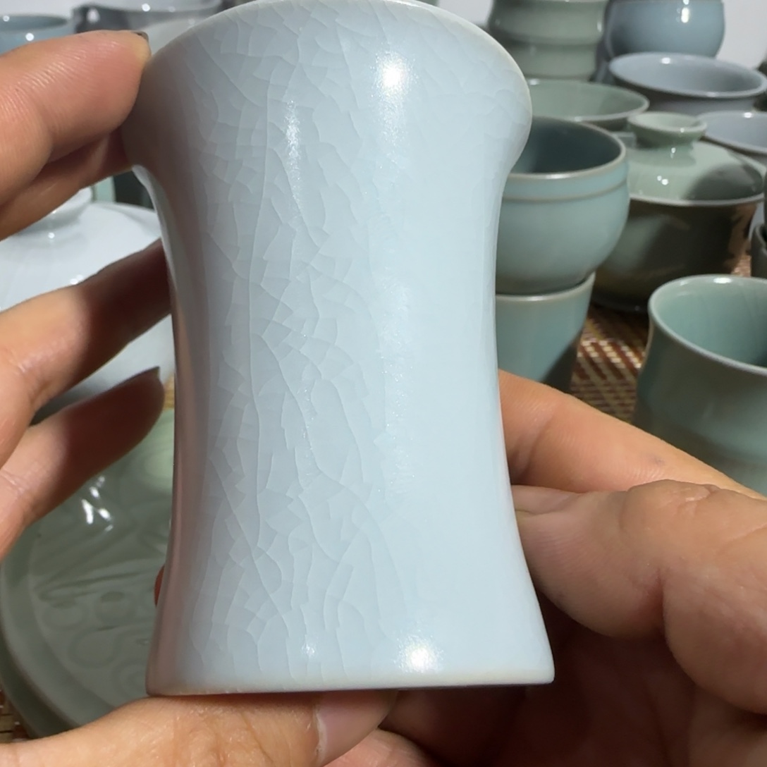 微瑕仿古月白束腰杯
