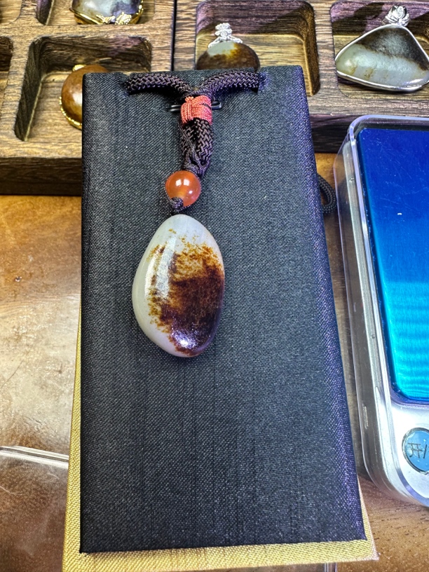 和田玉真皮真籽小吊坠12.3克