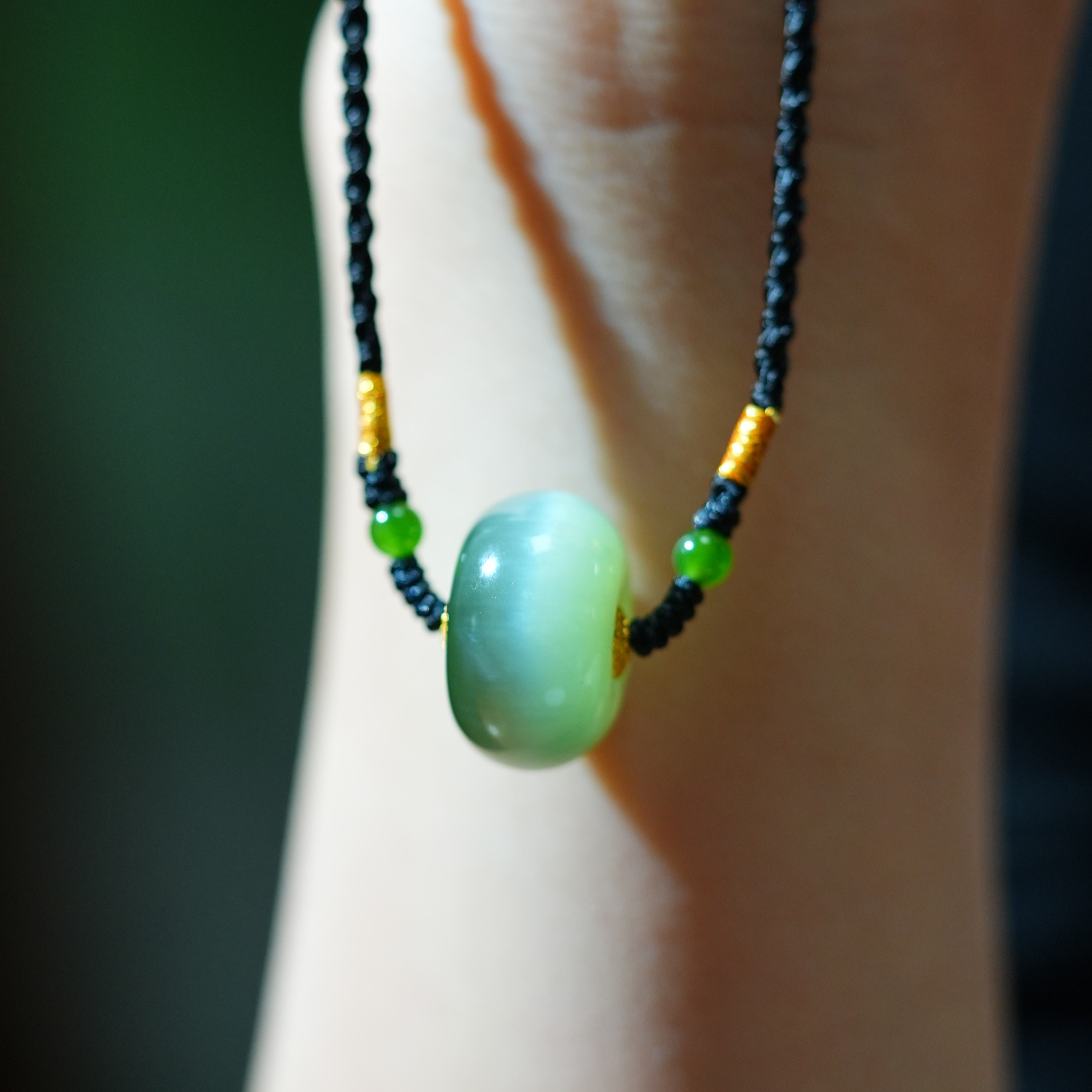 【小浩珠宝】天然和田玉碧玉俄罗斯老坑一线天粉青猫眼单珠吊坠编绳