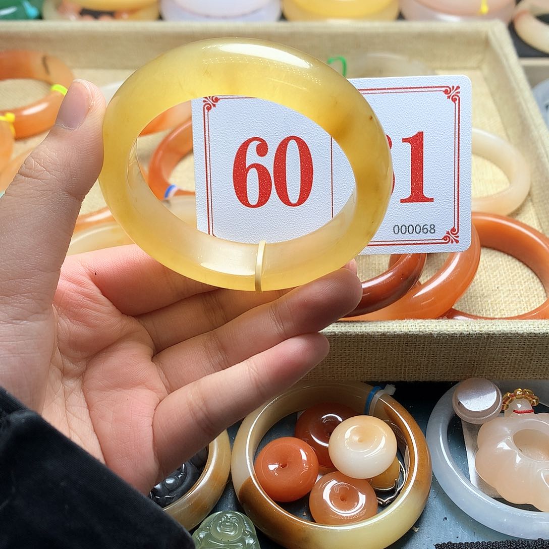 未镶嵌石英质玉（黄龙玉）手镯