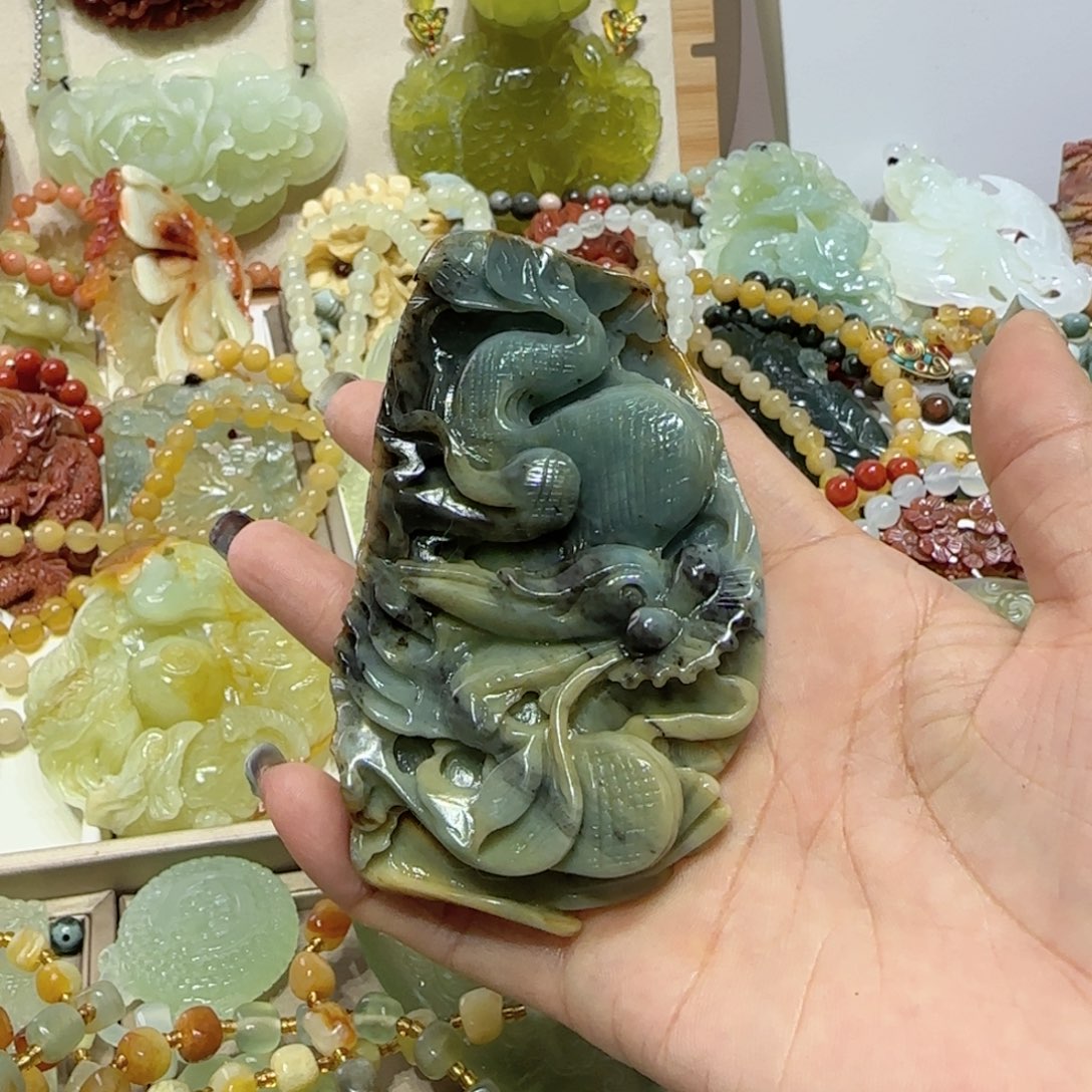 未镶嵌蛇纹石玉吊坠张*猪